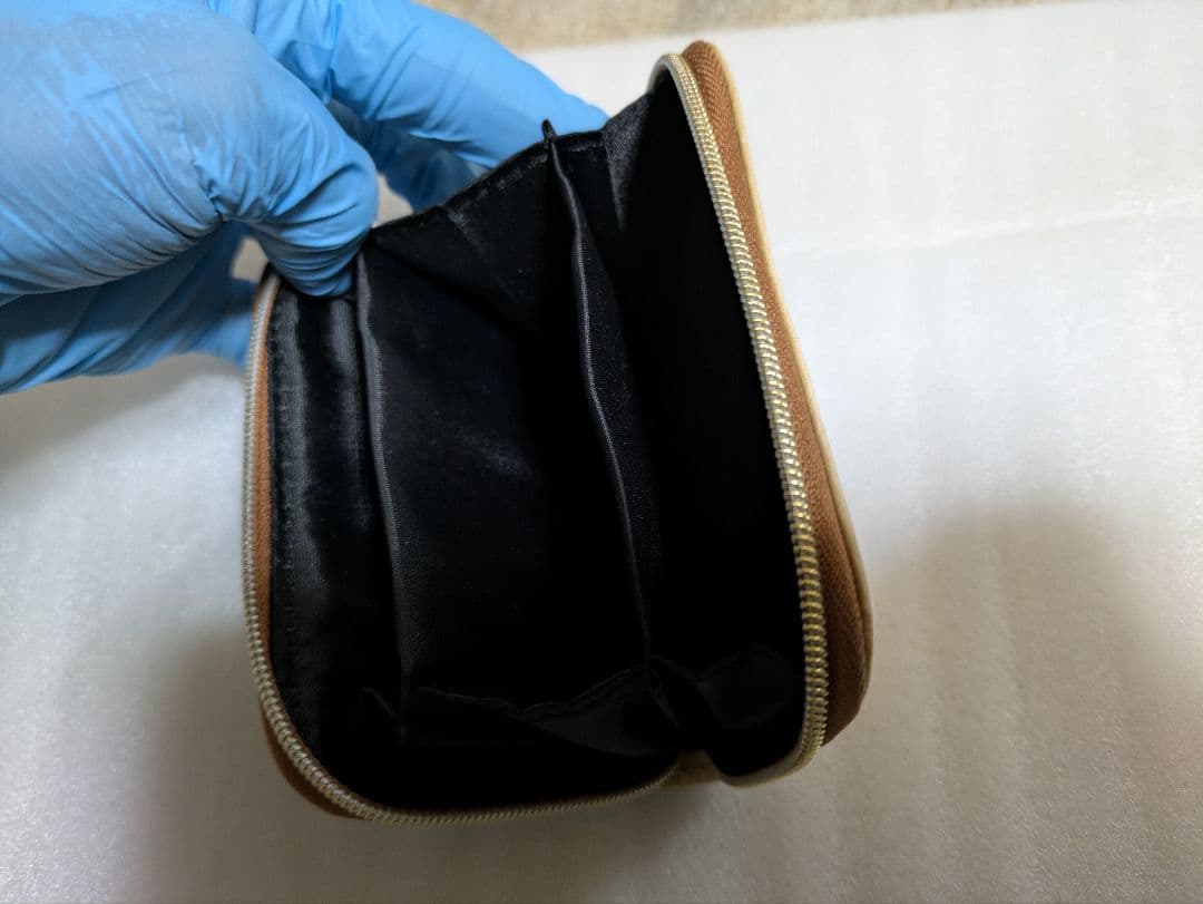 フリーレンフィギュアと他にカード3枚、クリアファイル2枚、財布、カードケース付き