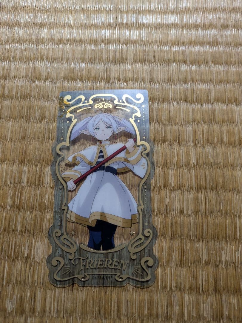 フリーレンフィギュアと他にカード3枚、クリアファイル2枚、財布、カードケース付き