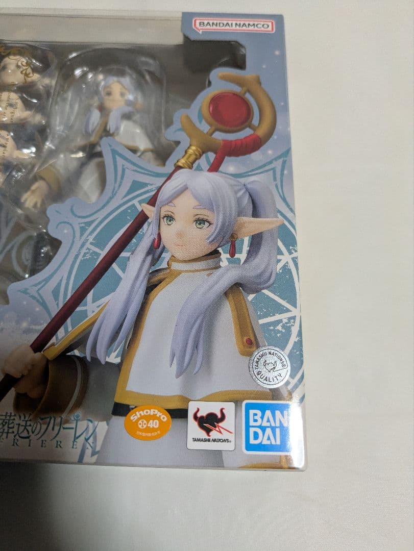 フリーレンフィギュアと他にカード3枚、クリアファイル2枚、財布、カードケース付き