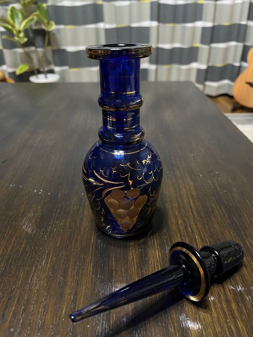 デキャンタ 美しい青色のガラス製装飾品