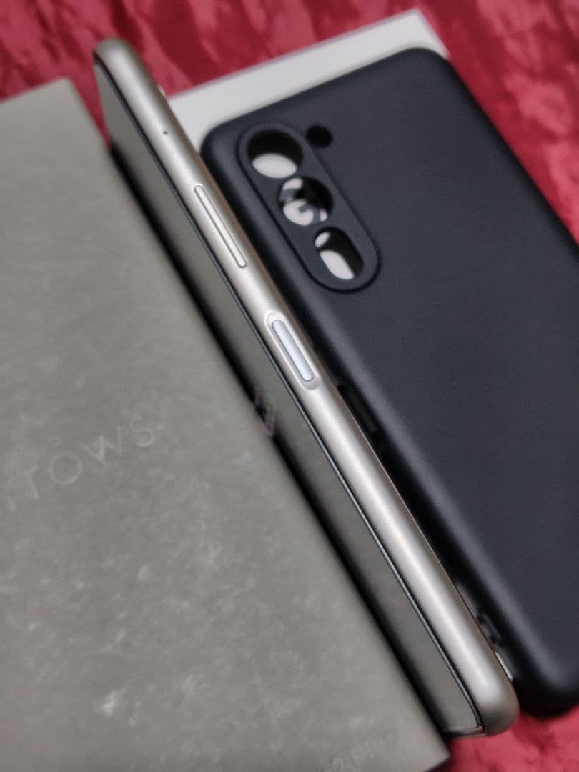 【ほぼ新品】FCNT　arrows We2 Plus　M06　シャンパンシルバー