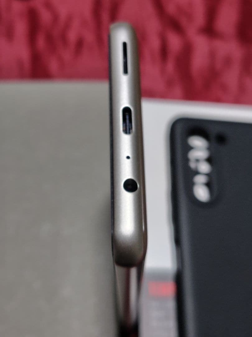 【ほぼ新品】FCNT　arrows We2 Plus　M06　シャンパンシルバー