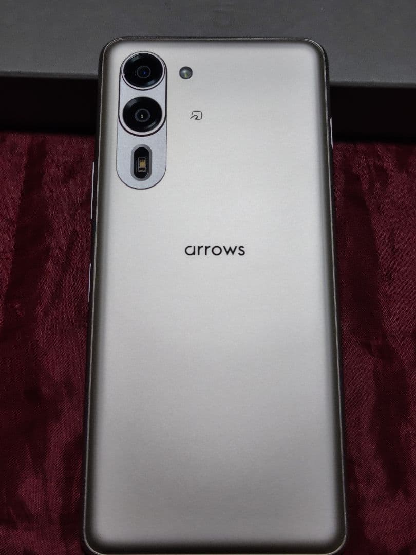 【ほぼ新品】FCNT　arrows We2 Plus　M06　シャンパンシルバー