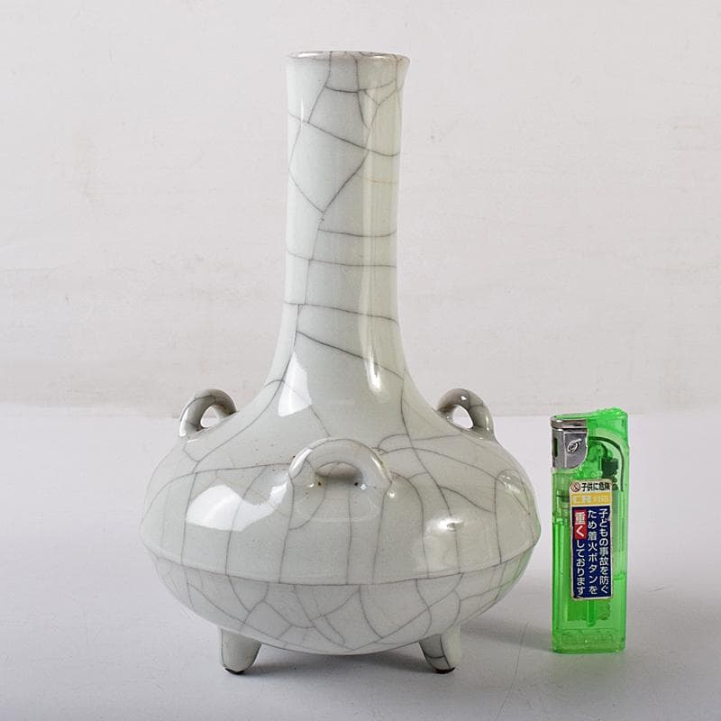 中国　大清乾隆年製款　哥窯　白磁　金糸鉄線　氷裂文　三足瓶　M　7993E
