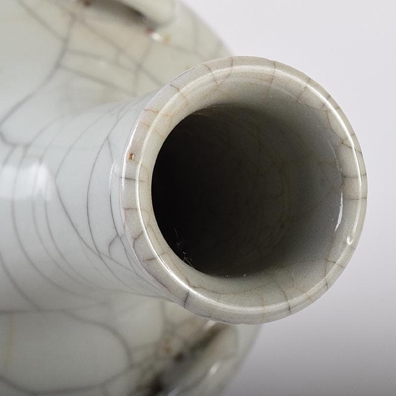 中国　大清乾隆年製款　哥窯　白磁　金糸鉄線　氷裂文　三足瓶　M　7993E