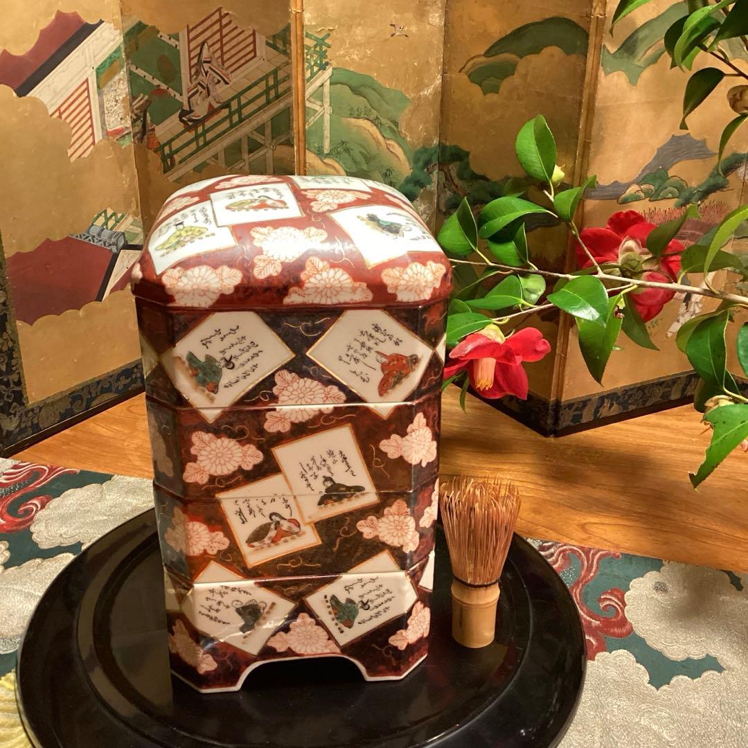 A1040 時代物　九谷焼　金襴手　百人一首カルタ紋様　４段重箱　（箱付）