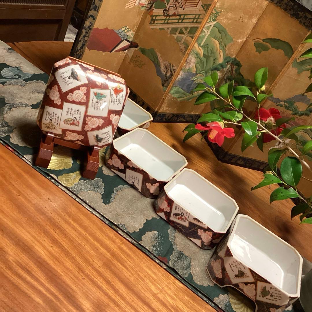 A1040 時代物　九谷焼　金襴手　百人一首カルタ紋様　４段重箱　（箱付）