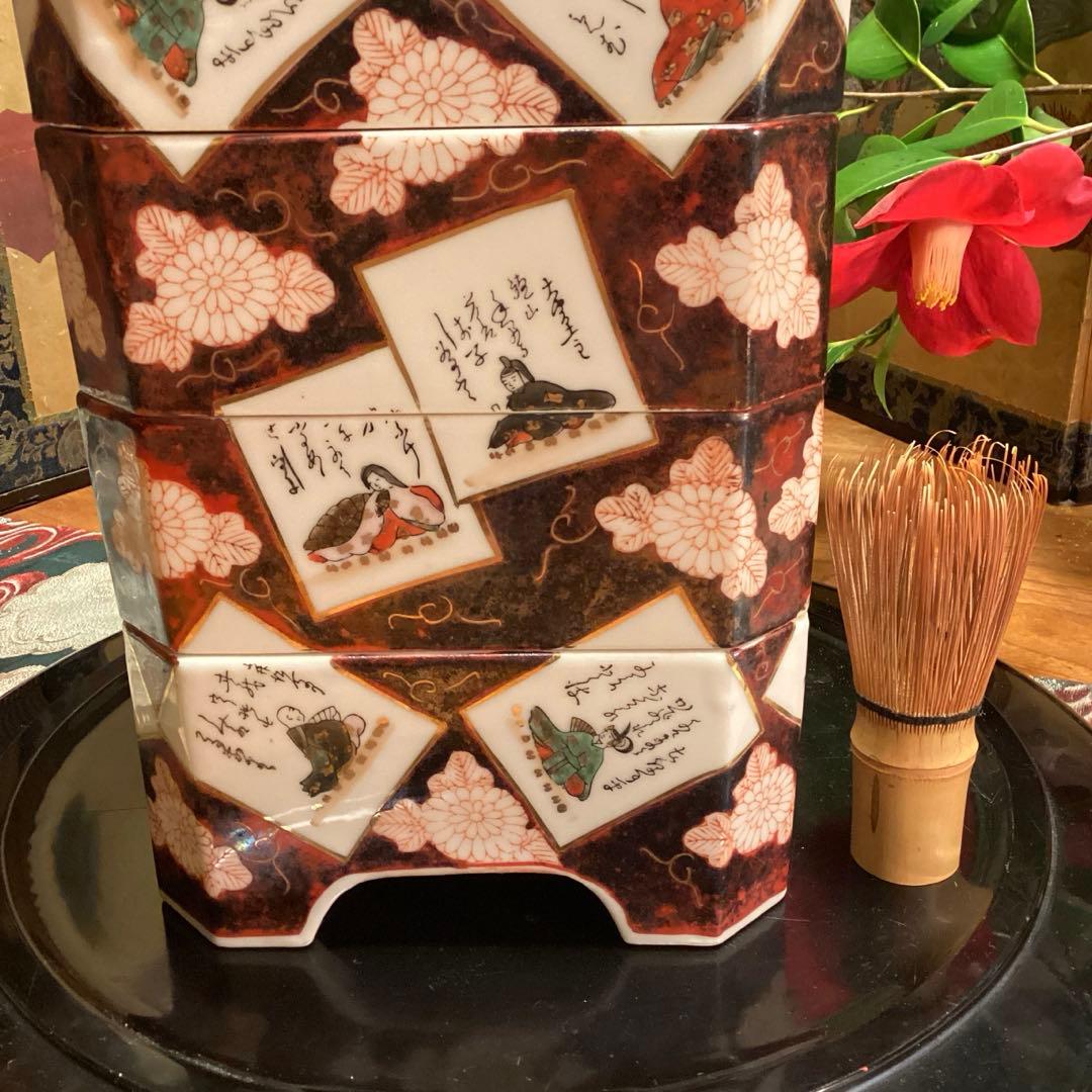 A1040 時代物　九谷焼　金襴手　百人一首カルタ紋様　４段重箱　（箱付）