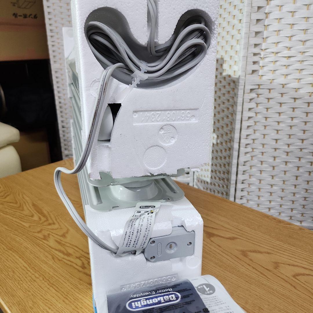 デロンギ オイルヒーター HJ0812 未使用品（開封済み）
