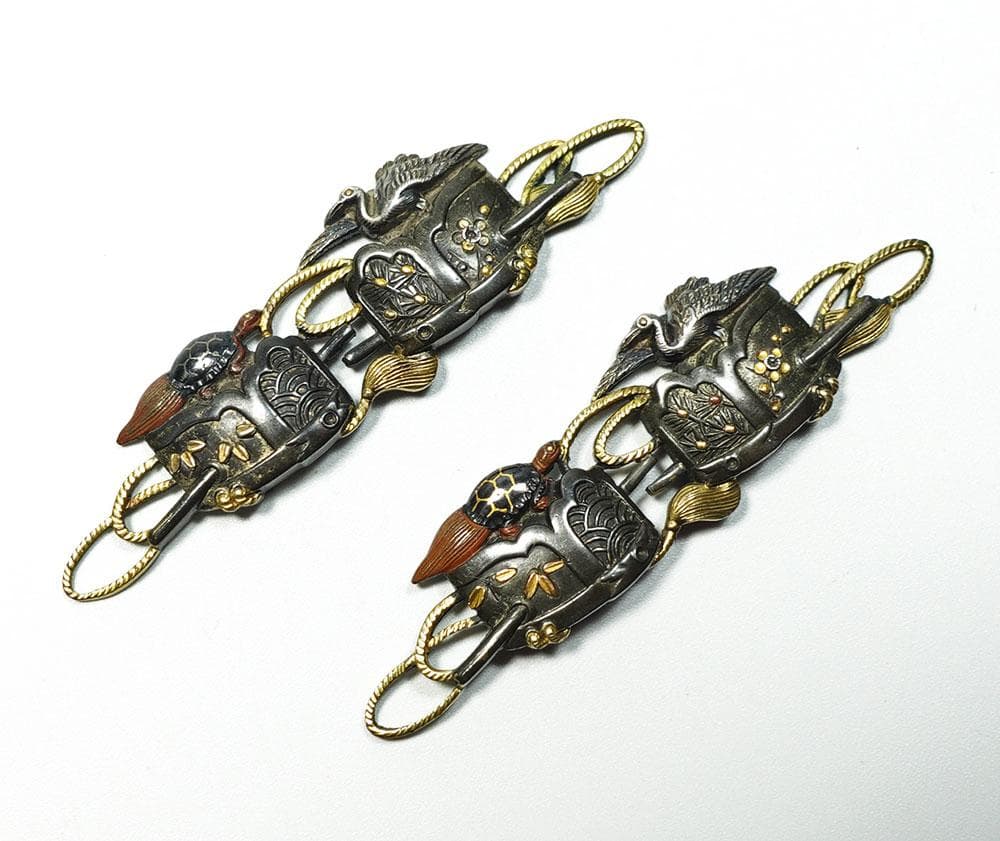 際端銘一芳　四分一地容彫蓬莱香炉図目貫　金象嵌銘　色絵象嵌　千葉元胤？　桐箱入