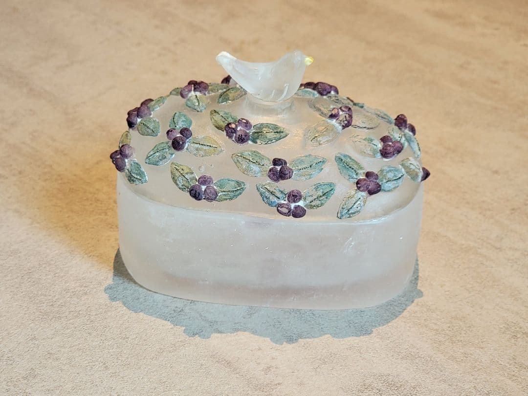 安達知江さん　鳥の蓋物