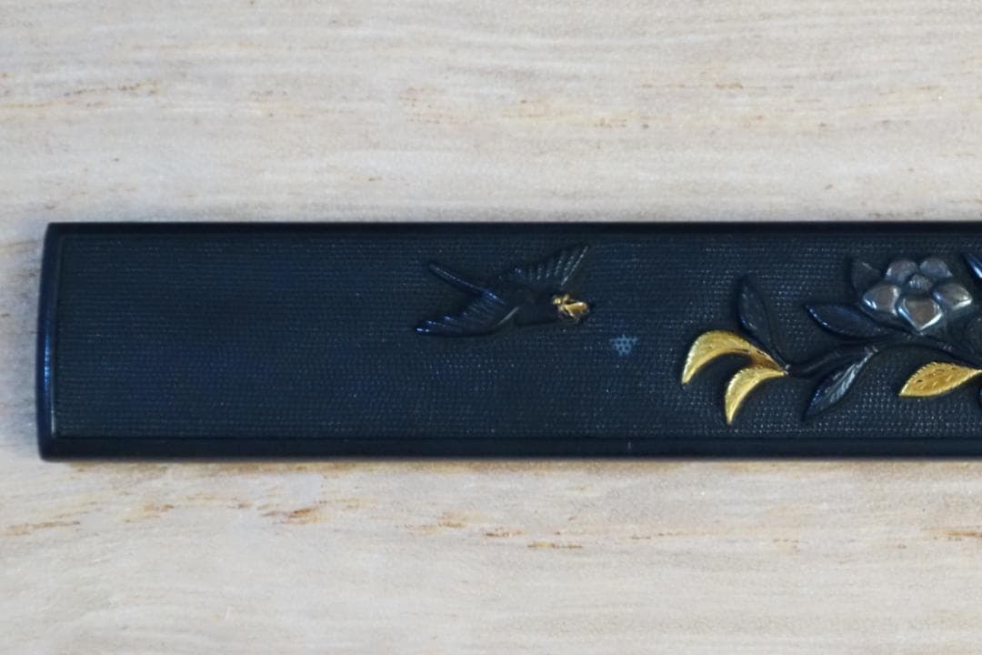 【赤銅魚子地 高肉彫 鍍金 銀象嵌 椿樹小鳥図小柄】 鍔 鐔 小柄 刀装具 骨董