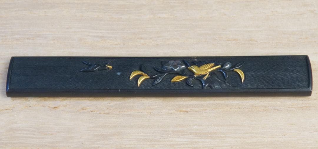 【赤銅魚子地 高肉彫 鍍金 銀象嵌 椿樹小鳥図小柄】 鍔 鐔 小柄 刀装具 骨董