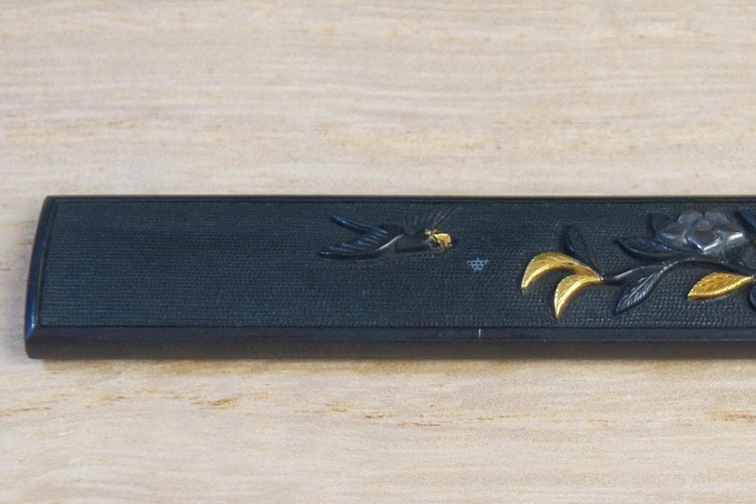 【赤銅魚子地 高肉彫 鍍金 銀象嵌 椿樹小鳥図小柄】 鍔 鐔 小柄 刀装具 骨董