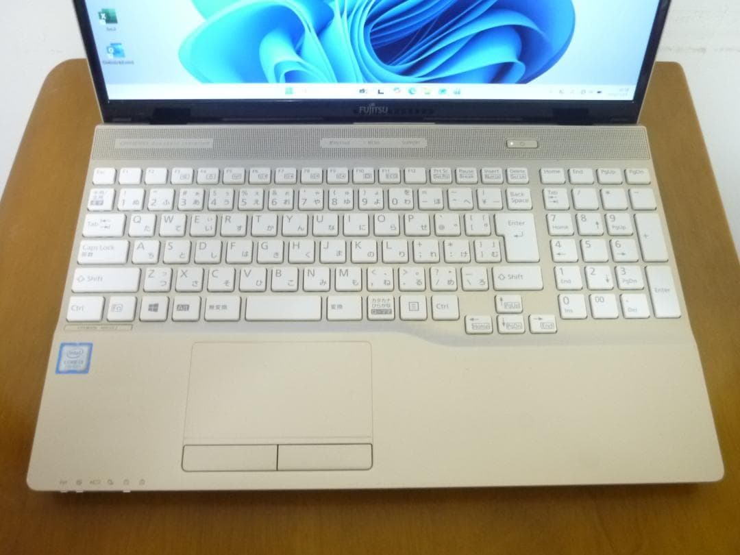 富士通希少ゴールドカラー 高性能i3搭載 win11 高速SSD フルHD大画面