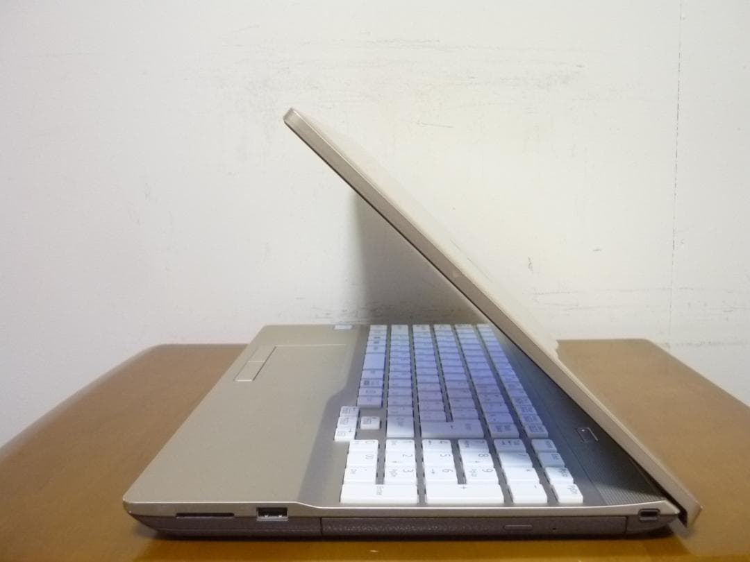 富士通希少ゴールドカラー 高性能i3搭載 win11 高速SSD フルHD大画面