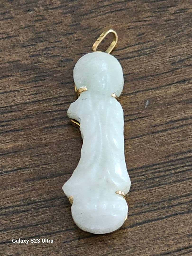 K１８糸魚川翡翠　観音菩薩様彫刻ペンダント