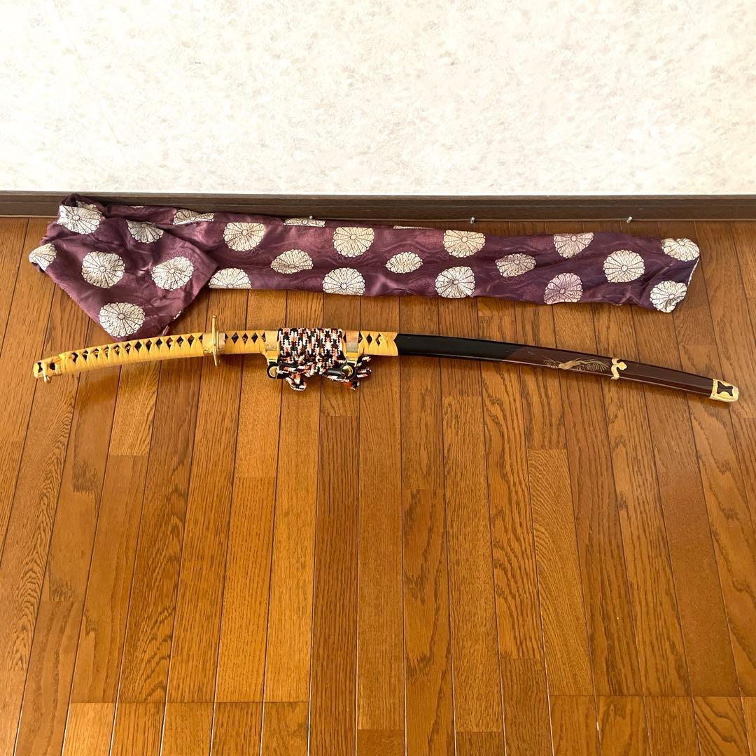 日本刀 模造刀　木瓜形鍔　蒔絵塗風鞘　陣太刀　収納袋　飾り台付き