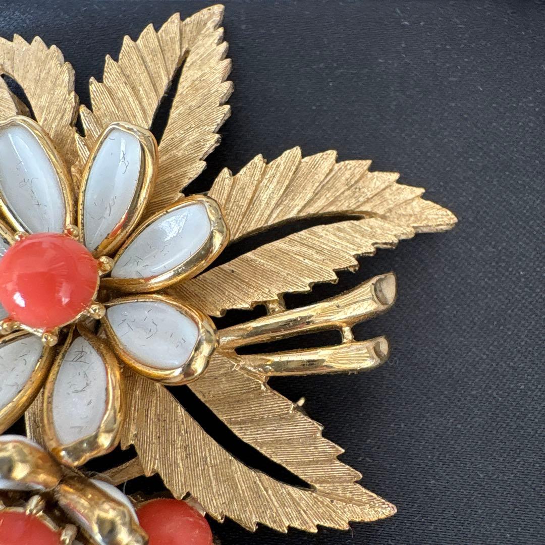 トリファリお花の ブローチ