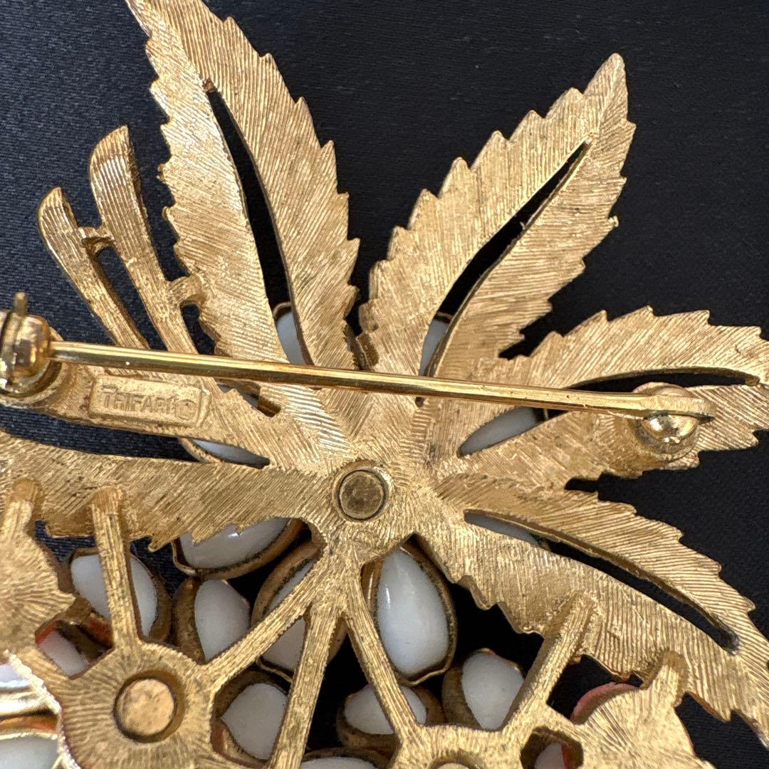 トリファリお花の ブローチ