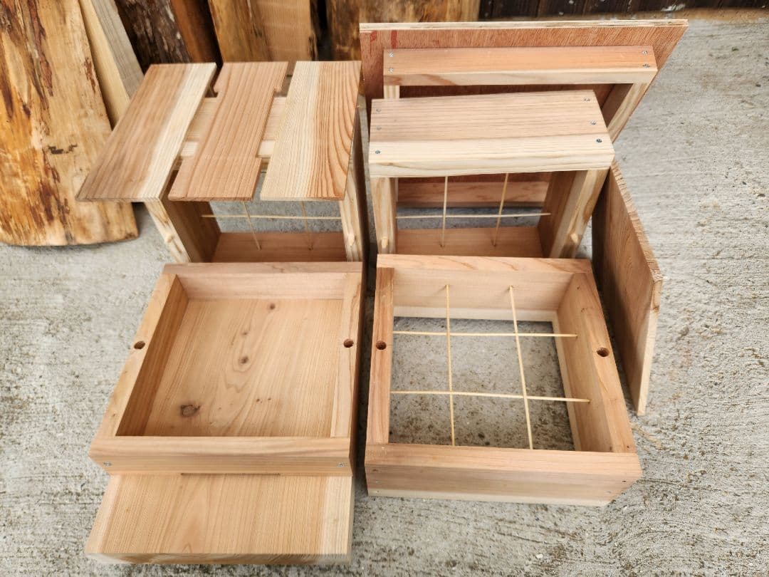 熟練大工作製、柾目板使用で重箱の節抜けの心配なし、日本蜜蜂３段重箱式巣箱