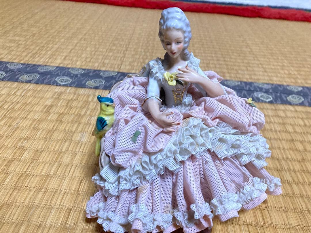 1 / 3 Dresden　ドレスデン　ソファーチェアに座る女性と鳥の置物