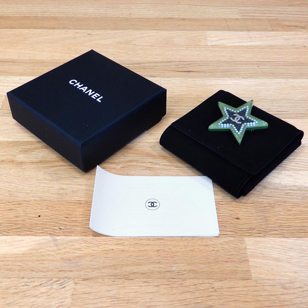 超美品 シャネル スター 星 ブローチ レジン ココマーク カーキ 17C