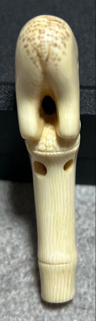 根付 竹の子に止まりバッタを見つめる猿の姿をしている根付