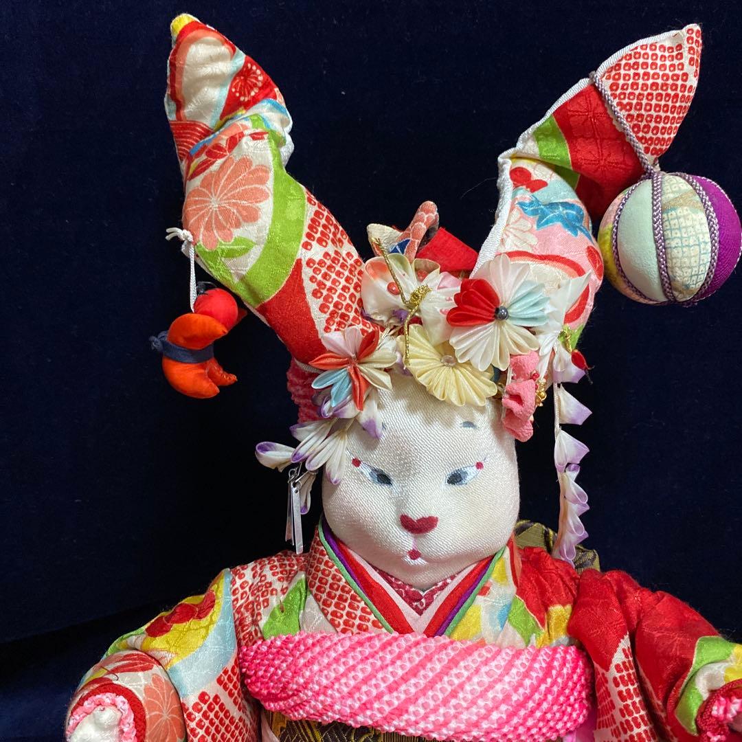 ハンドメイド創作人形ブスッ子縮緬うさぎちやん。黒の飾り台付き