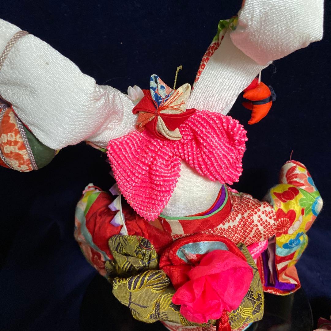 ハンドメイド創作人形ブスッ子縮緬うさぎちやん。黒の飾り台付き