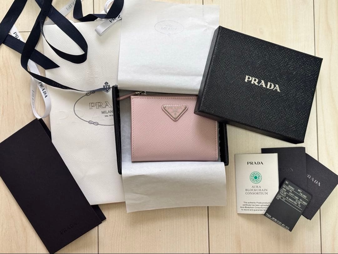 ねね様PRADA ピンク サフィアーノレザー 二つ折り財布