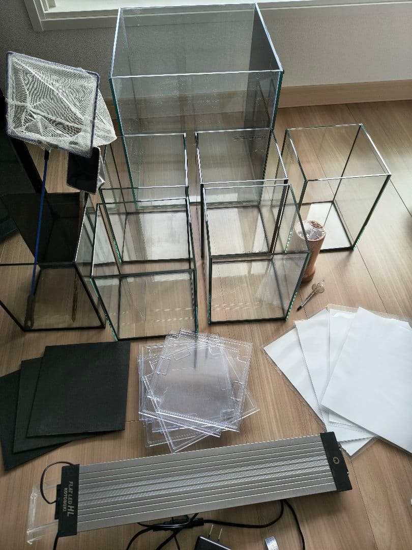 ガラス水槽7個セットとLEDライト,すくうものなど