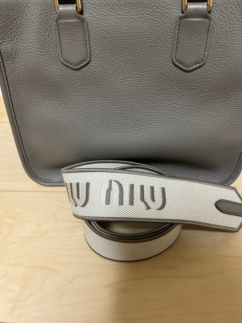 miu miu グレー レザートートバッグ