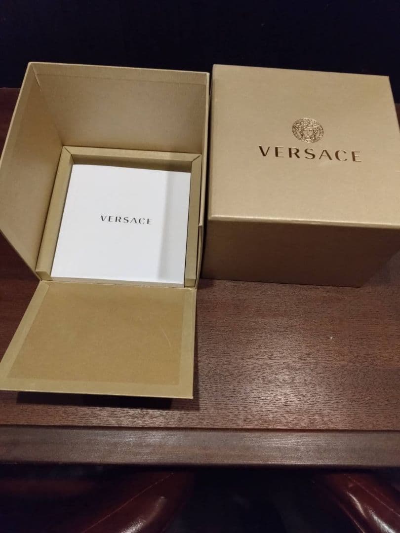 d*i様 値下　VERSACE ヴェルサーチ 腕時計 レザーバンド 替え付き　銀