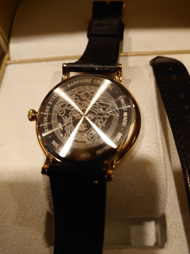 d*i様 値下　VERSACE ヴェルサーチ 腕時計 レザーバンド 替え付き　銀