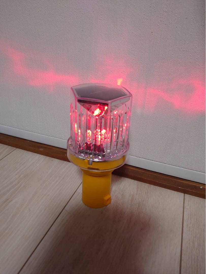 ソーラーフラッシュ点滅灯 LED 幅65mm（赤/緑交互点滅）