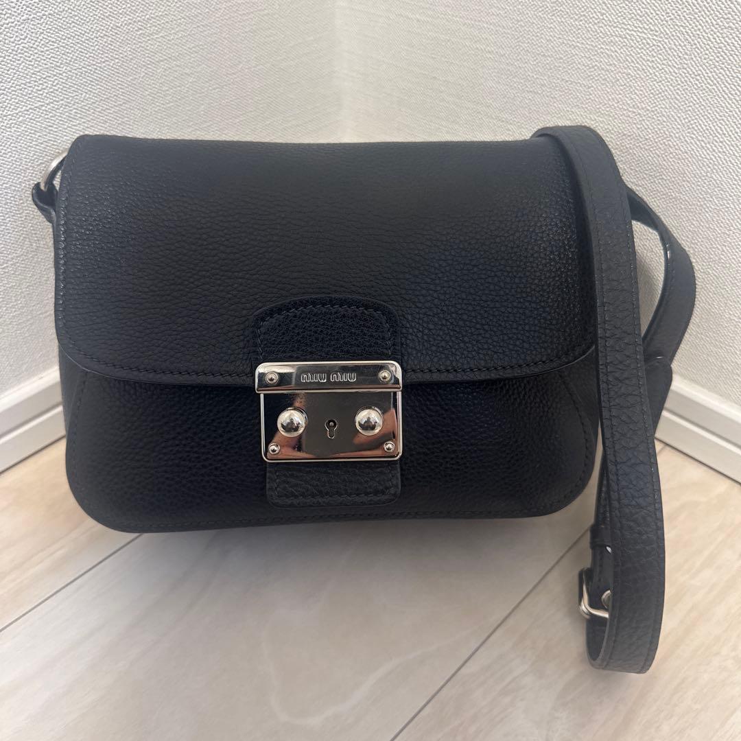 miu miu ブラックショルダーバッグ