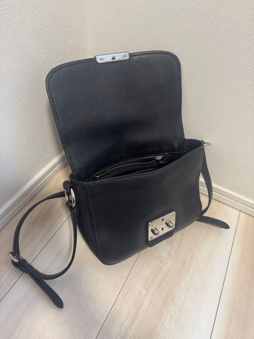 miu miu ブラックショルダーバッグ