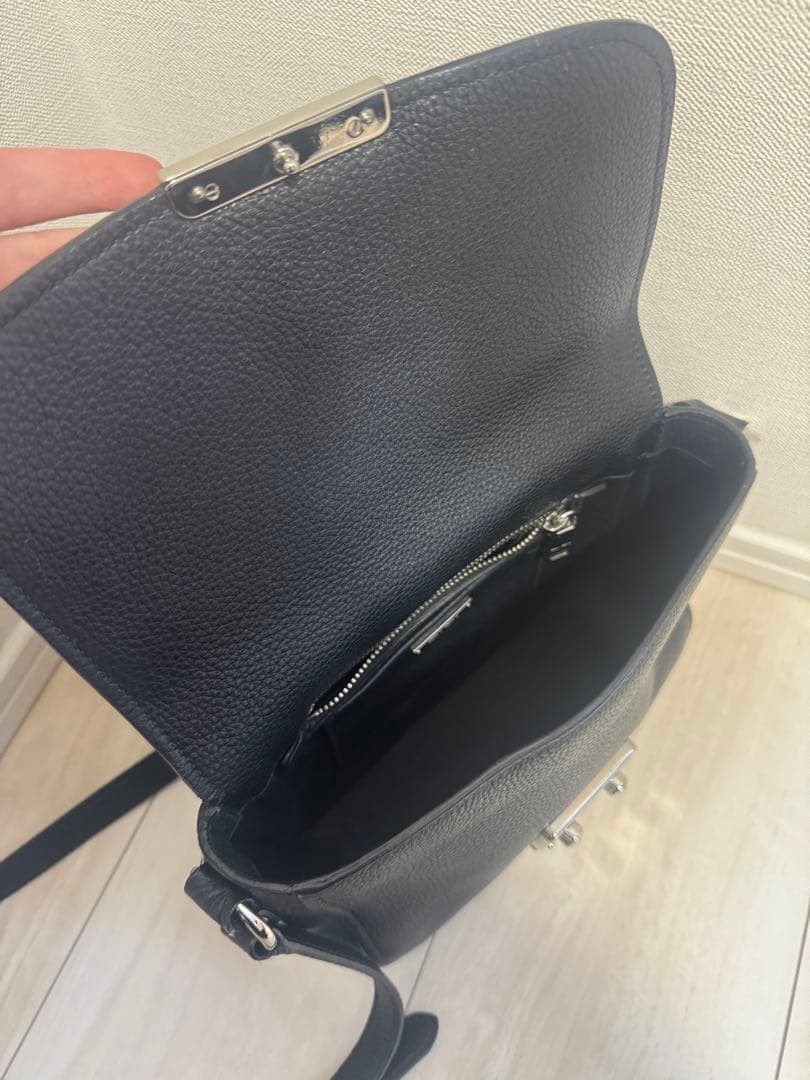 miu miu ブラックショルダーバッグ