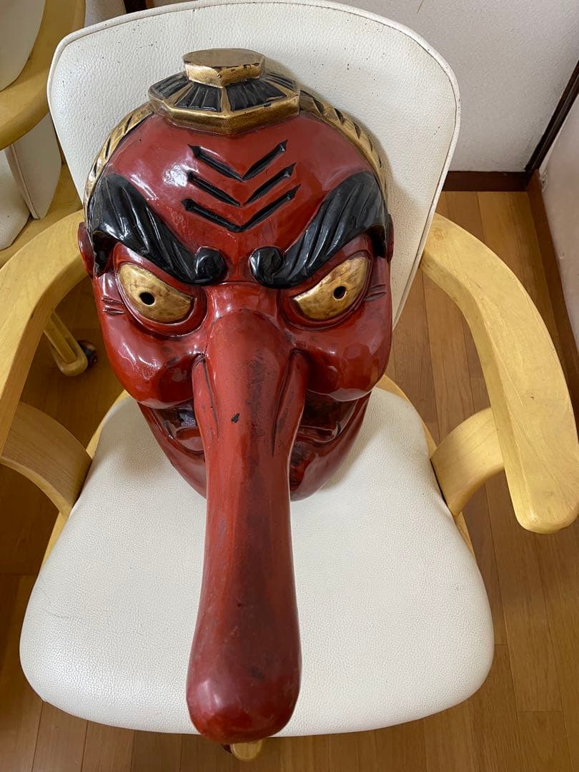 天狗面赤と金彩色　特大サイズ迫力あり