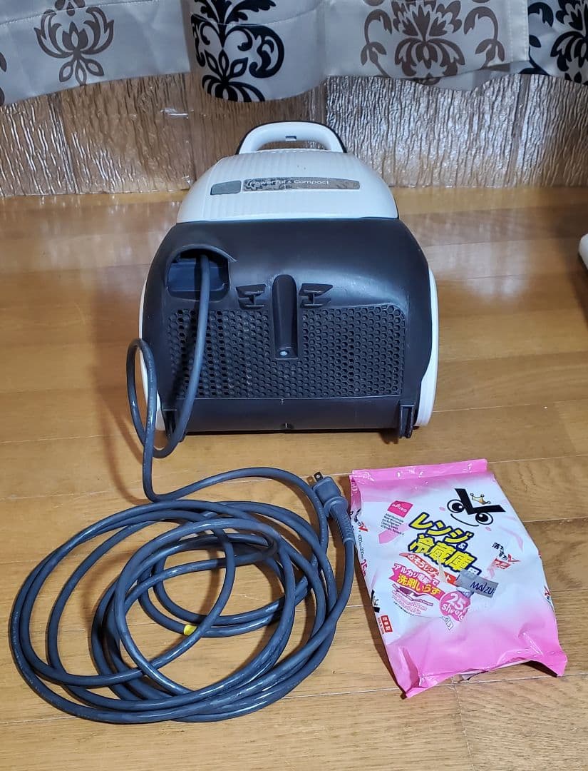 軽量・強力！　Panasonic　紙パック式掃除機　紙パック付　ホワイト　家電