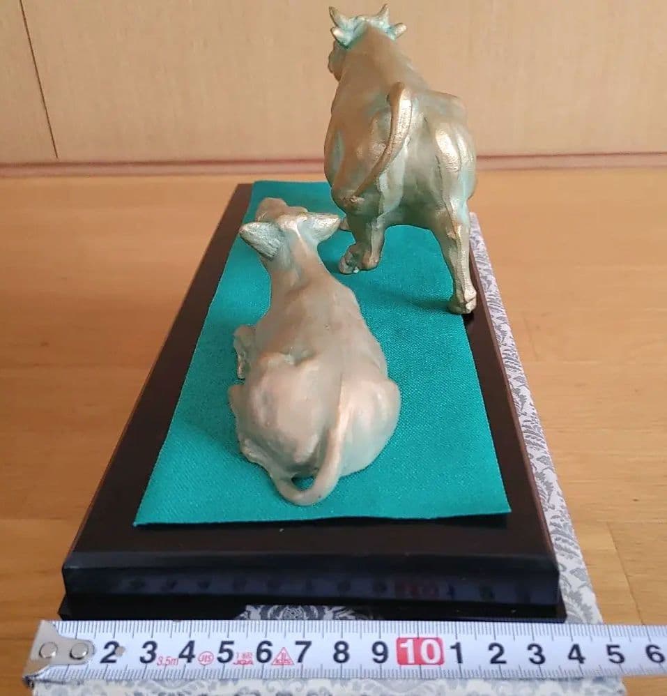 金色の牛と子牛の置物