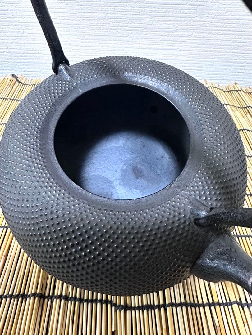 未使用品、タグ付　南部耕雲堂名人雅泉造　２０型アラレ　南部鉄瓶　南部鉄器