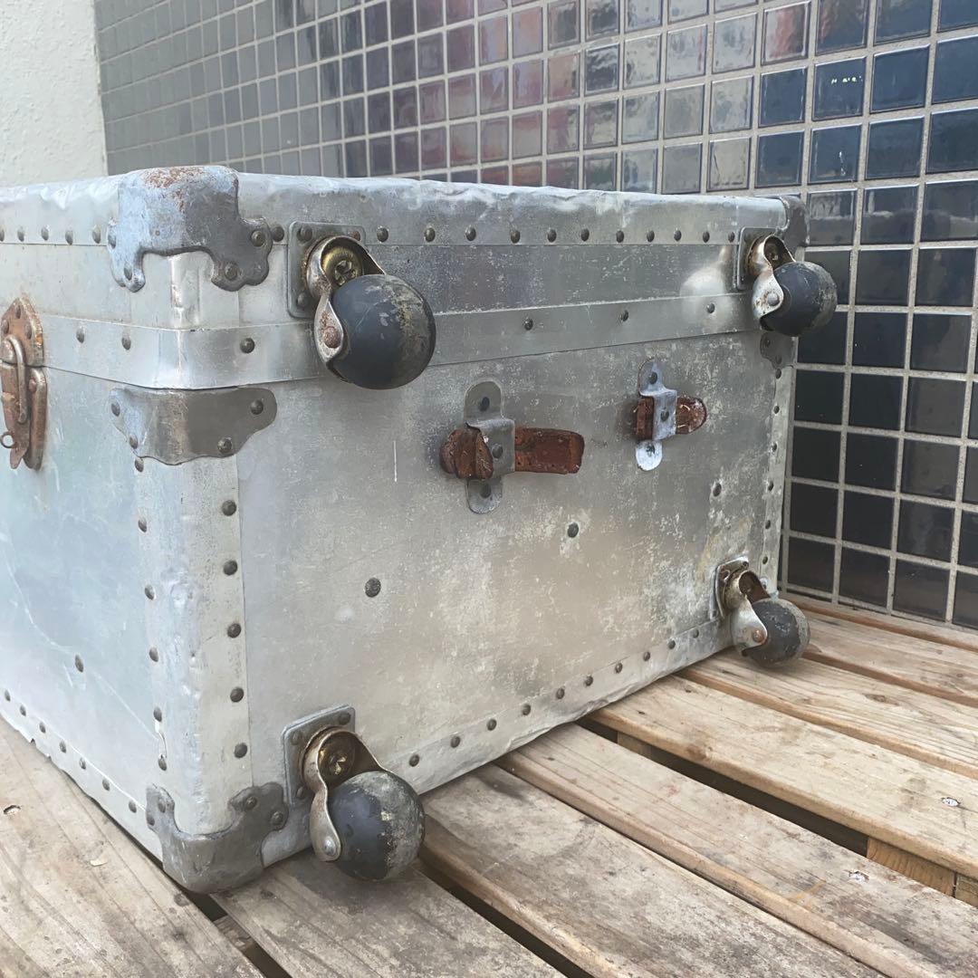 ヴィンテージアルミトランクケース タイヤ付き 店舗什器 インテリア