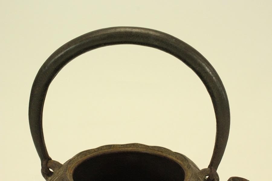 有山金生堂造 丸形 輪花 鉄瓶 在銘 時代物(A924)