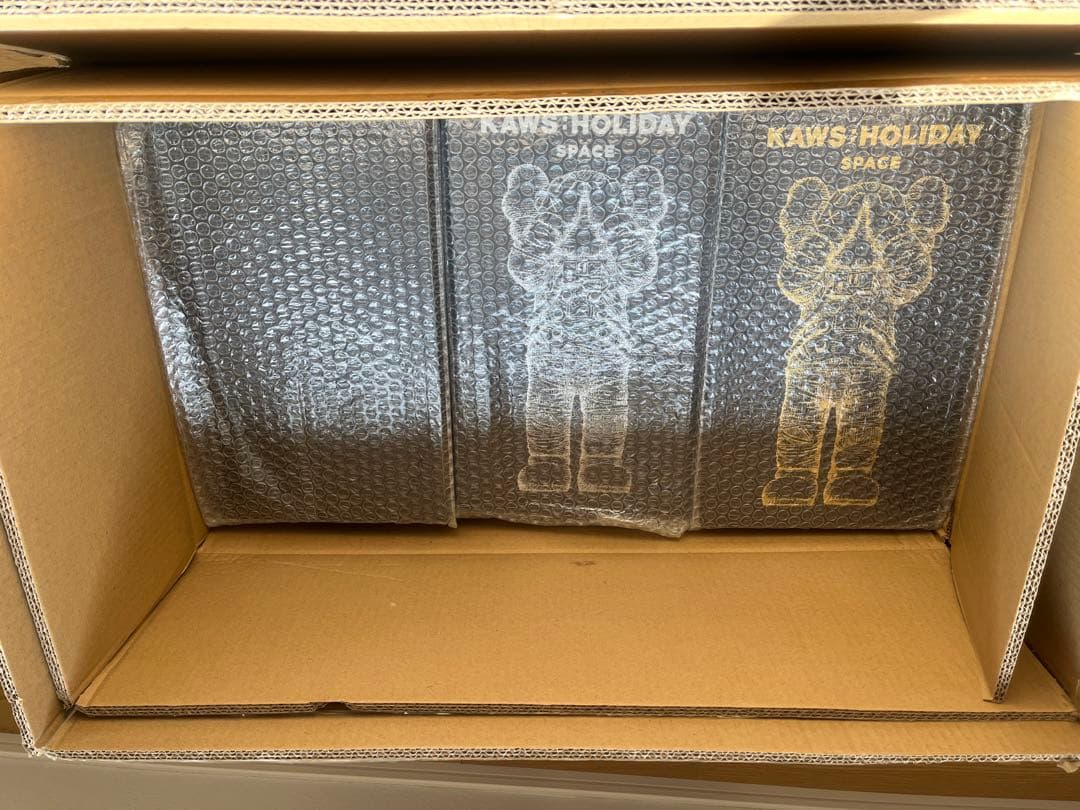 KAWS HOLIDAY SPACE 3色セット