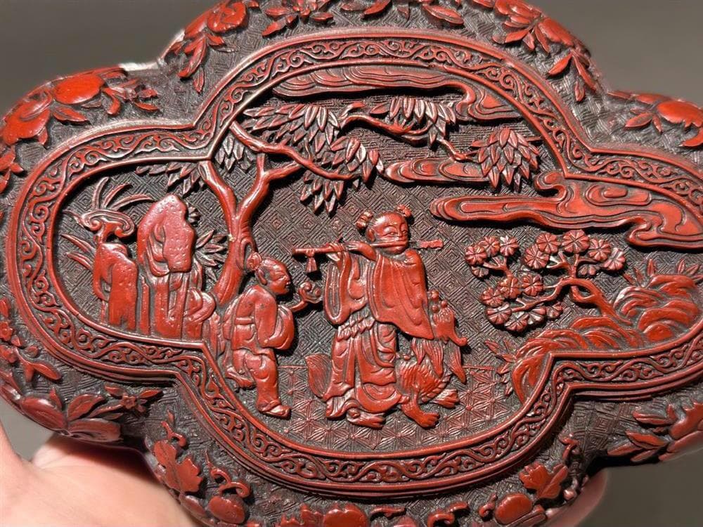 【漆】　★ 漆器 朱漆絵金龍人物紋毛筆 ★　清代　花卉 唐人 描金文様　文房珍玩