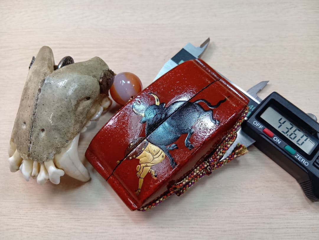 印籠朱塗り牛引き図／山岳信仰護符金工細工根付