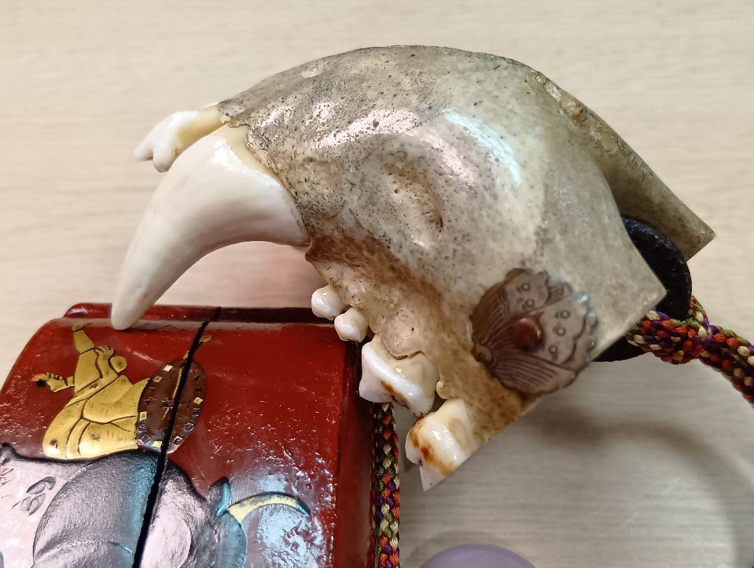 印籠朱塗り牛引き図／山岳信仰護符金工細工根付