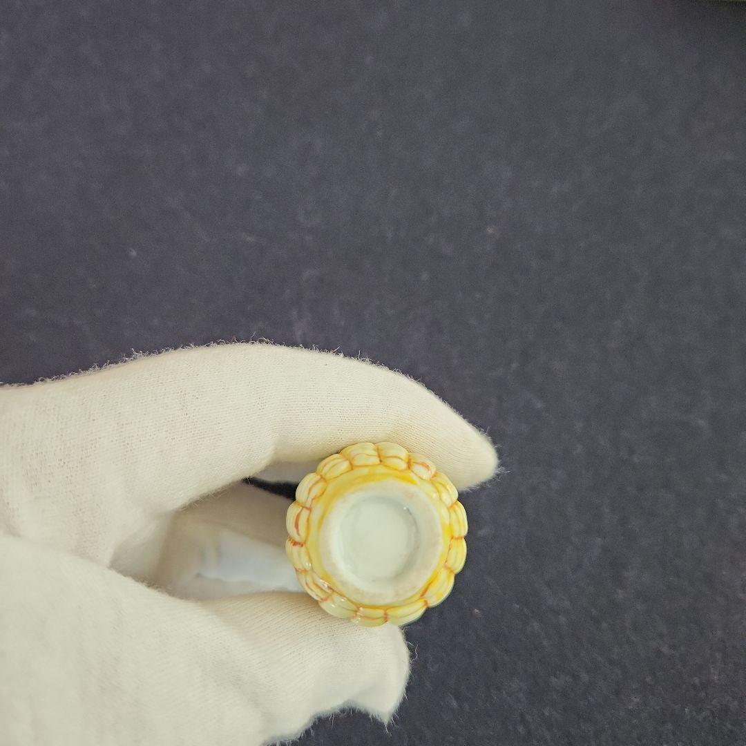 鼻烟壺‥磁器製トウモロコシ形